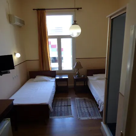 Acropolis Hotel 2*